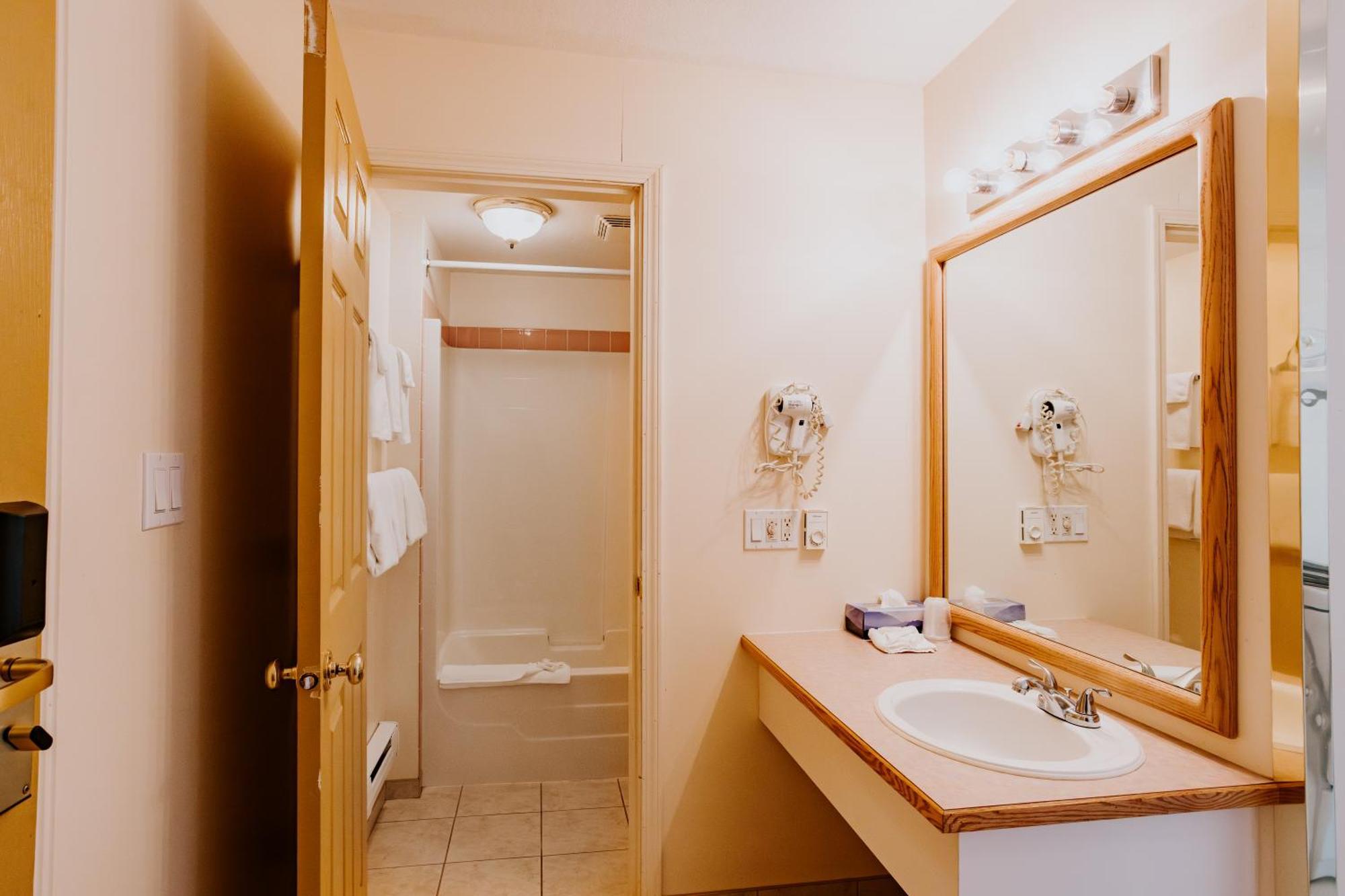 Western Budget Plus Mosaic Suites Penhold المظهر الخارجي الصورة