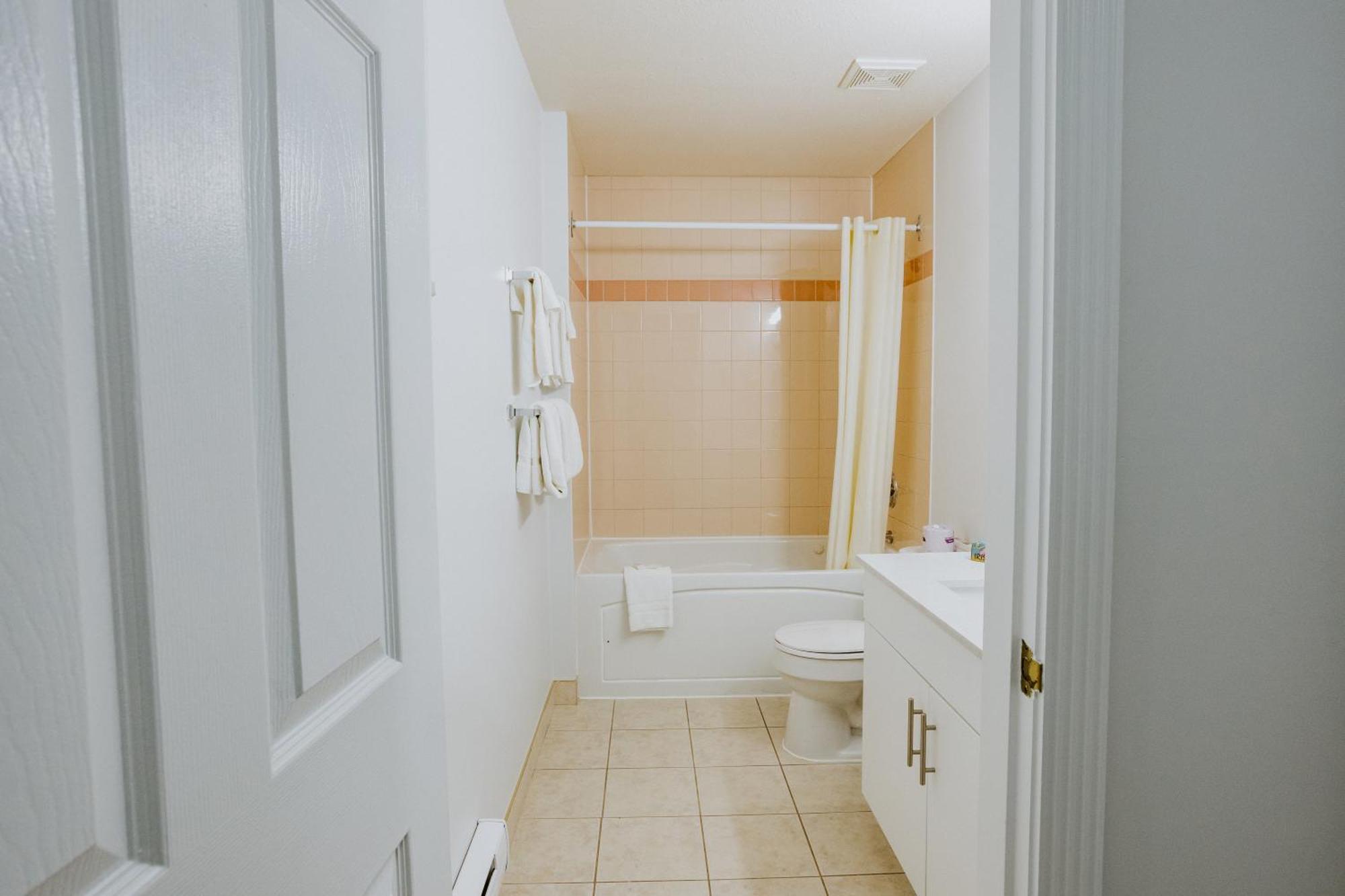 Western Budget Plus Mosaic Suites Penhold المظهر الخارجي الصورة