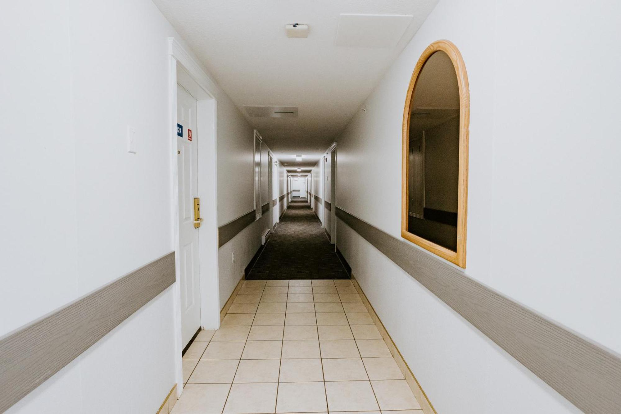 Western Budget Plus Mosaic Suites Penhold المظهر الخارجي الصورة