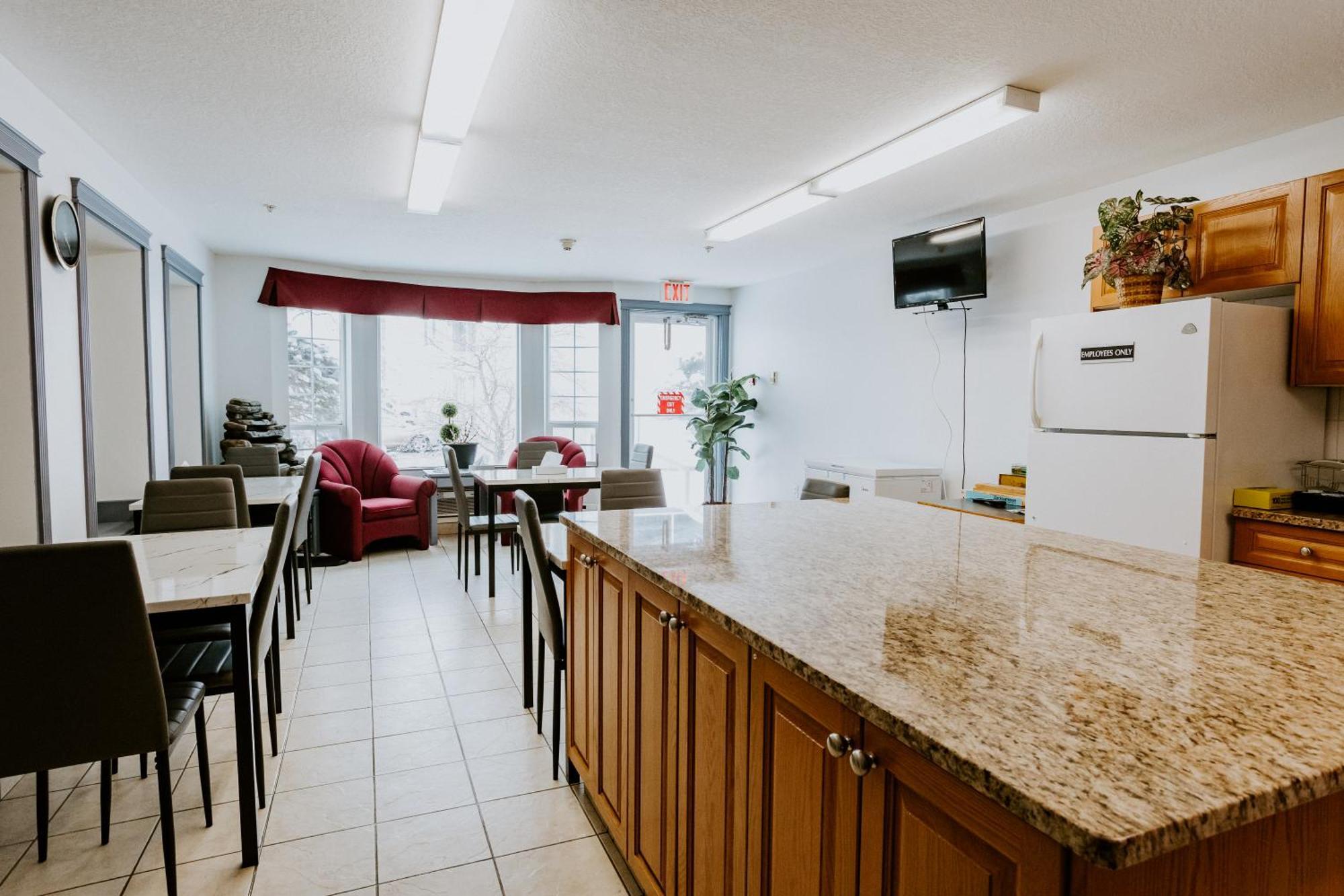 Western Budget Plus Mosaic Suites Penhold المظهر الخارجي الصورة