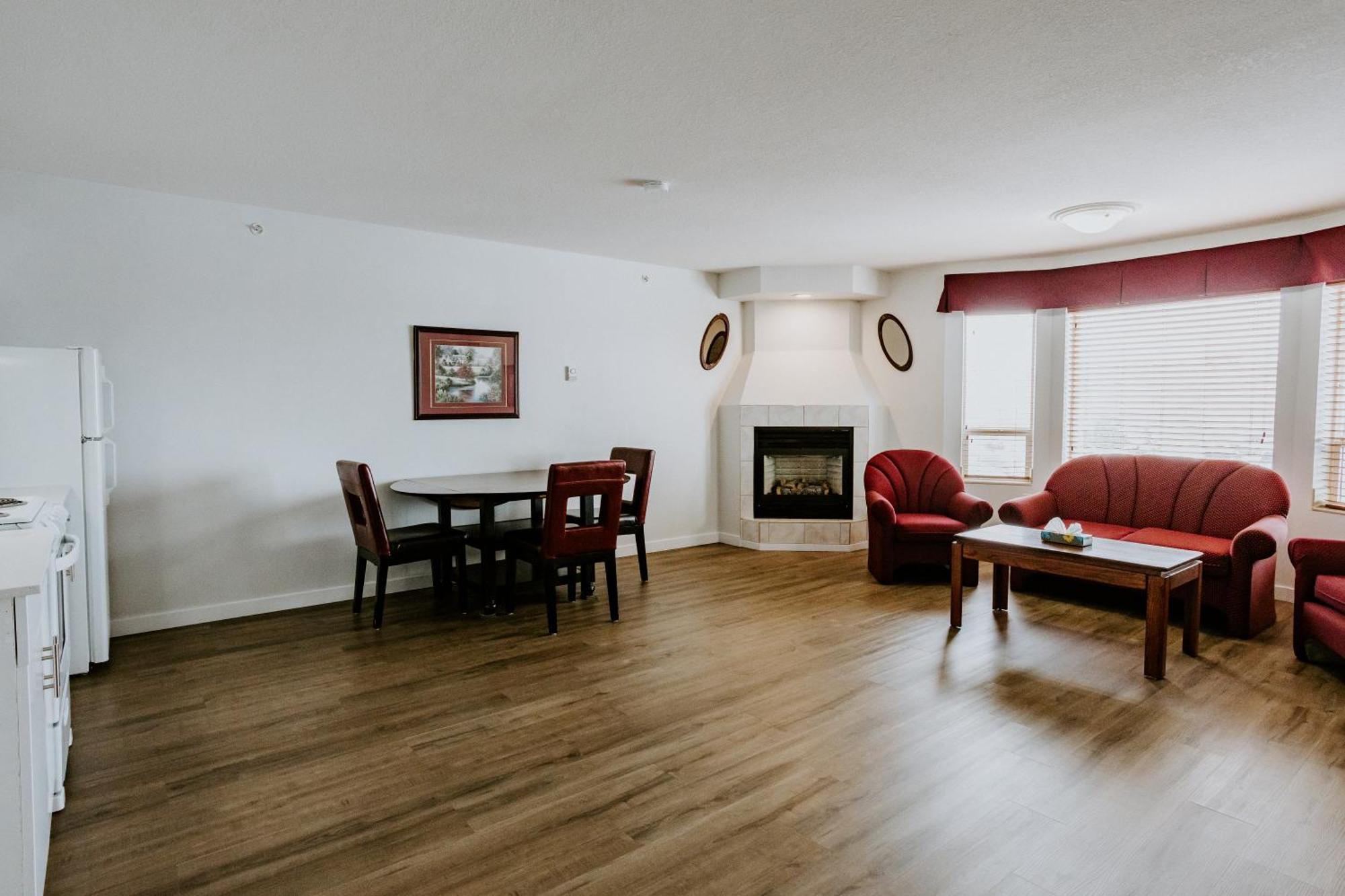 Western Budget Plus Mosaic Suites Penhold المظهر الخارجي الصورة